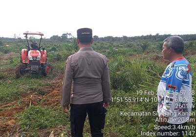 Kapolsek Simpang Kanan, Ipda Martin Luther Munte tinjau program ketahanan pangan Kelompok Tani Mulia Jaya Abadi (foto/Afrizal)