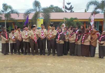 Kepala Sekolah SDN 005 Makmur dan para guru foto bersama.