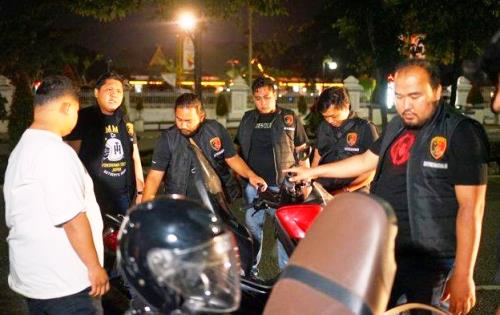 Polisi bubarkan aksi kumpul-kumpul pemuda hingga larut malam di Pekanbaru.(foto: tribunpekanbaru.com)