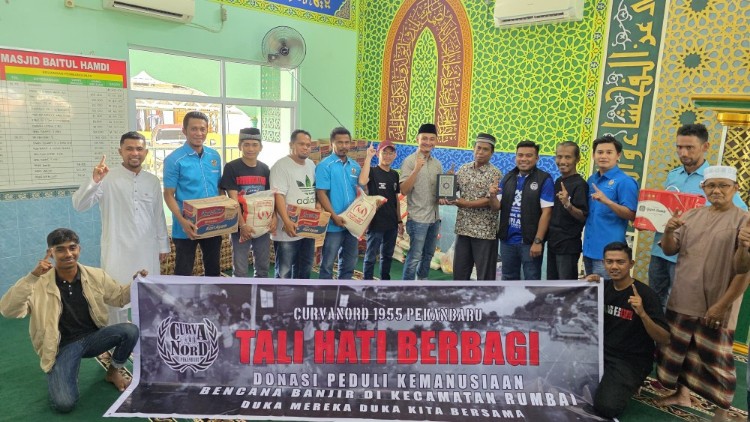 Kepedulian Curva Nord 1955, bersihkan masjid hingga bantu korban banjir di Pekanbaru (foto/Yuni)