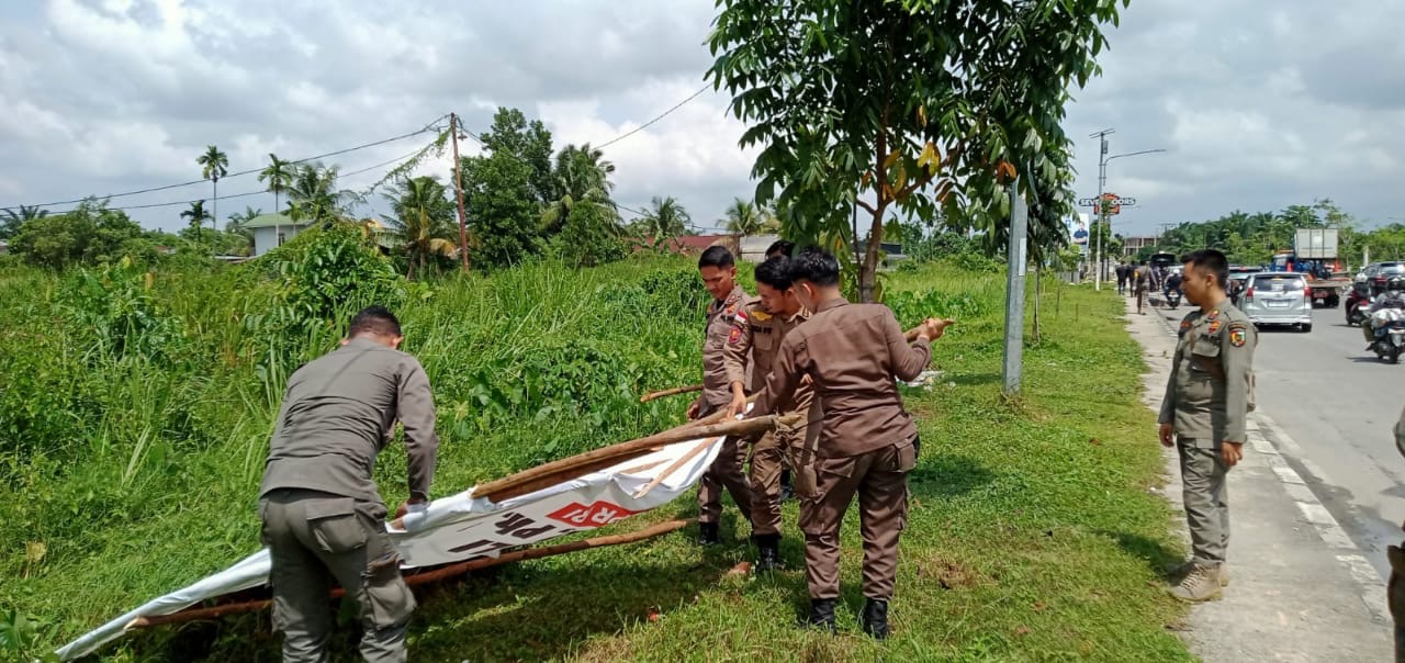 Satpol PP Pekanbaru tertibkan spanduk Pilkada di jalan protokol (foto/int)