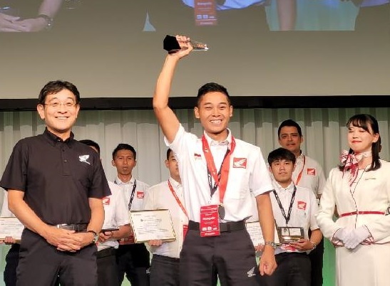 Masngudin, teknisi asal Magelang, Jawa Tengah, meraih medali emas dan menyandang predikat sebagai juara dunia setelah memenangi Honda Global Technician Contest Motorcycle (GTC) 2023. (Foto: Honda)