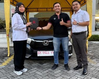 Penyerahan unit Honda New Brio tipe E CVT kepada kosnumen di Pekanbaru, belum lama ini. Foto Ist