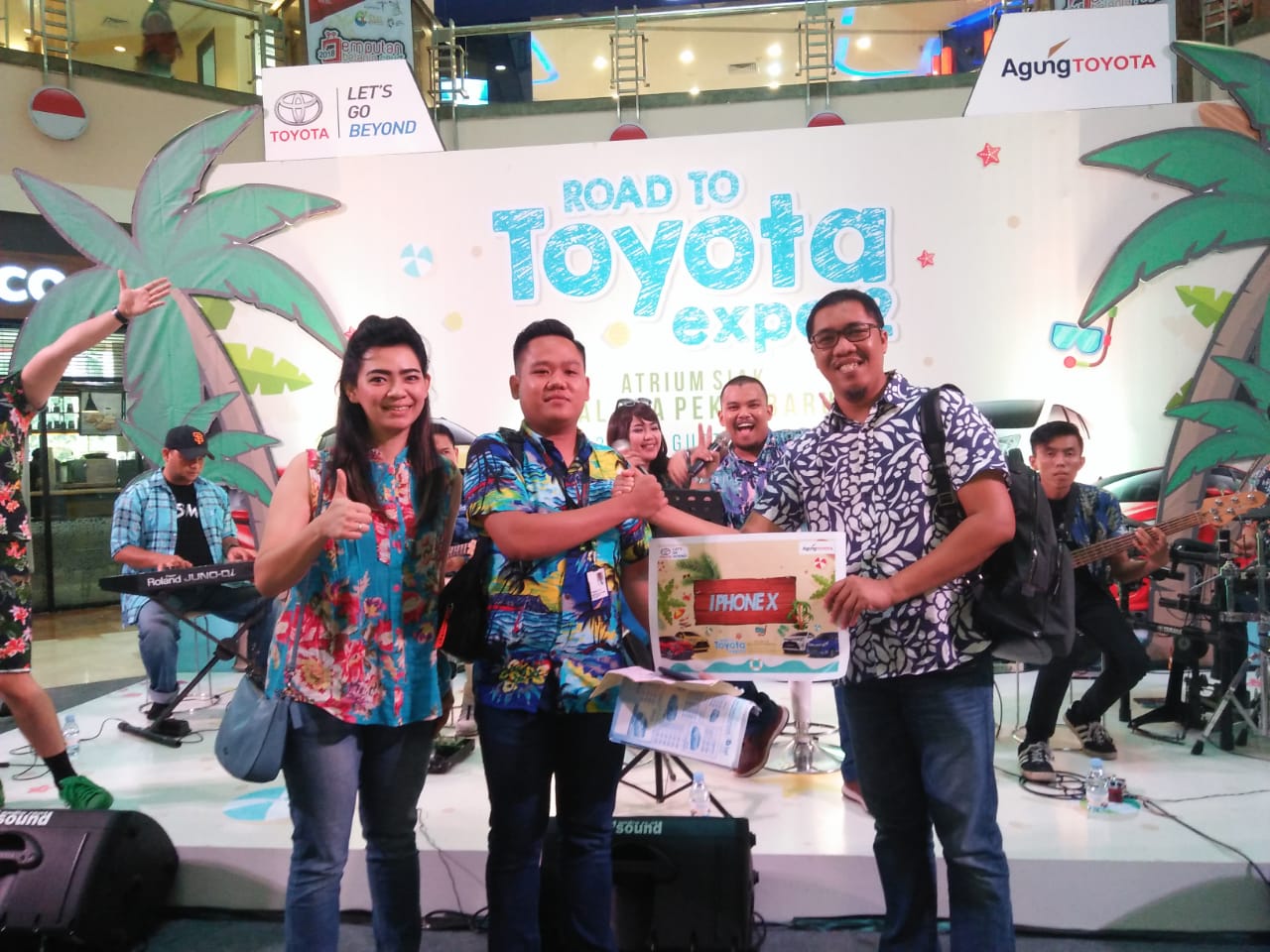 Beli Agya di Road to Toyota Expo 2, Yuniarti Bawa Pulang iPhone X