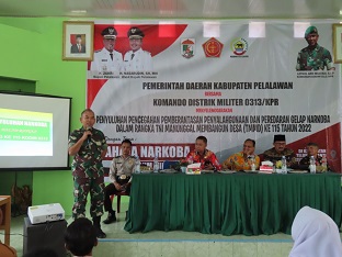 Danramil 04/Pkl Kapten Arh H. Simbolon, memberikan materi pencegahan narkoba pada siswa SMAN 1 Teluk Meranti (foto/andi) 