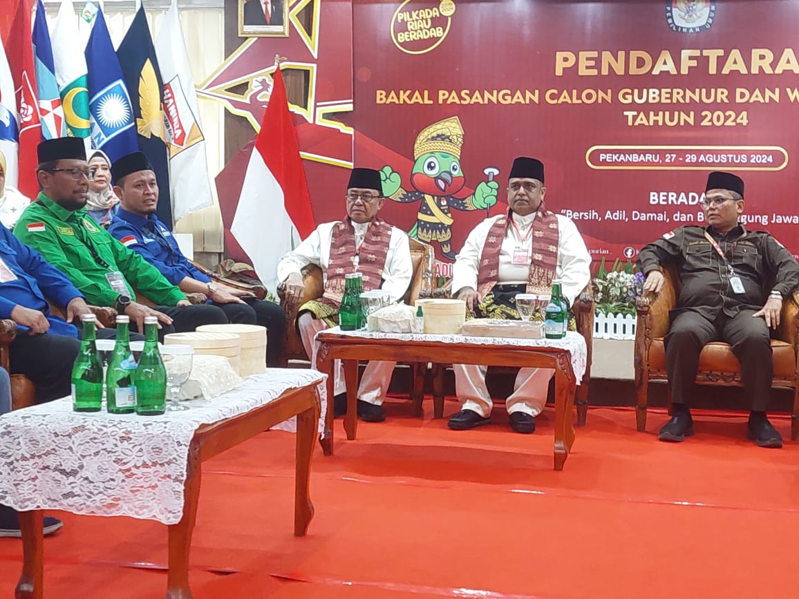 Agung Nugroho turut antarkan Nasir-Wardan ke KPU Riau (foto/Mimi)