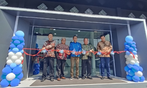 Jajaran Manajemen PT Chery Sales Indonesia dan Oriental SM Amin saat grand opening dealer pertama di Pekanbaru.(foto: rahmat/halloriau.com)