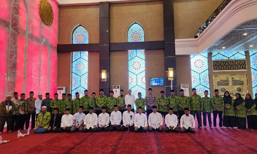 Walikota Dumai H. Paisal foto bersama pengurus DMI Kota Dumai yang baru dilantik, Rabu (20/9/2023) di Dumai Islamic Center Kota Dumai.(foto: bambang/halloriau.com)