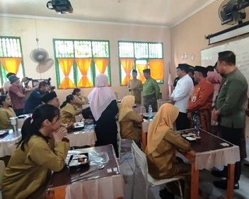 Simulasi makan siang bergizi gratis di SMPN 03 Sukajadi Pekanbaru.(foto: magang2/halloriau.com)