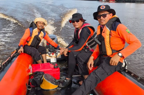 Tim SAR Pekanbaru cari ABK Malaysia yang hilang.(foto: mcr)