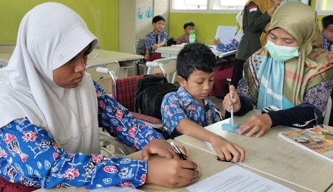 Siswa berkebutuhan khusus SDN 131/IV Kota Jambi tengah mengikuti kegiatan belajar.