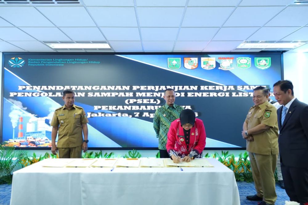 Disaksikan Menteri LH Hanif Faisol, Bupati Siak teken MoU PSEL mengubah sampah menjadi listrik (foto/ist)