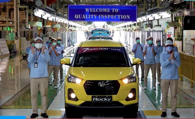 Produksi Daihatsu. Dalam rangka menyambut Hari Natal dan Tahun Baru 2022 , Daihatsu pun tetap melayani pelanggan yang ingin menjaga dan mengembalikan performa mobil Daihatsu kesayangannya agar tetap prima melalui layanan Bengkel Siaga yang tetap beroperasi pada 25 Desember 2021 dan 1 Januari 2022 