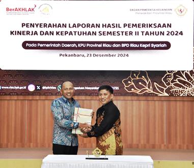 Kepala Sub Auditoriat Riau, Mas Agung M Noor menyerahkan laporan kepada Direktur Kepatuhan & Manajemen Risiko BRK Syariah, Fajar Restu Febriansyah.(foto: sri/halloriau.com)