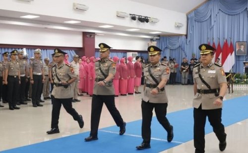 Kapolda Riau Irjen Pol Arman Achdiat pimpin Sertijab Dirlantas dan Kapolresta Pekanbaru (foto/detik)