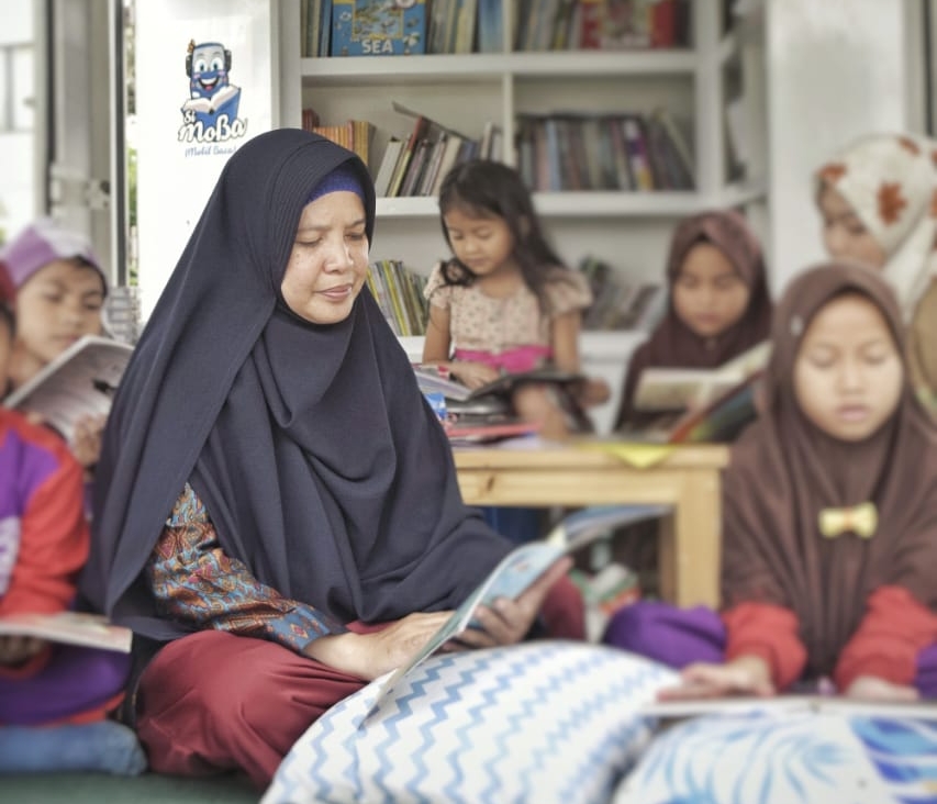 Mobil Baca (Si MoBa) telah menarik perhatian banyak orang, salah satunya ibu Arni Sumarsih, yang merupakan Guru SD.