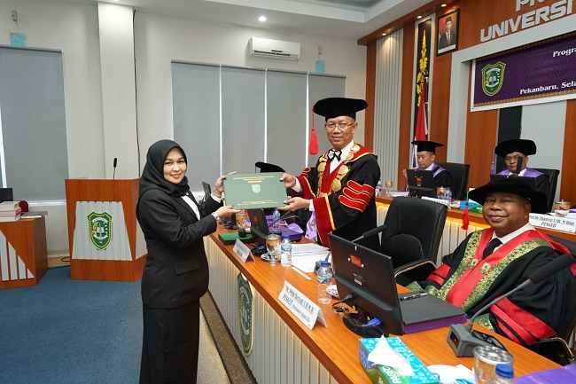 Dr. Meni Warlia lulus dengan nilai Pujian (A) dalam Ujian Terbuka Promosi Doktor pada Program Studi Ilmu Hukum Pascasarjana UIR, Selasa (21/2 2023) yang dihadiri ratusan undangan.