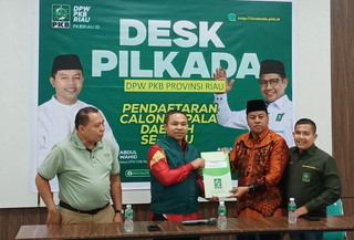 Ketua PKB Riau, Abdul Wahid menyerahkan surat tugas ke Suhardiman Amby sebagai Bakal Calon Bupati Kuansing (foto/int)