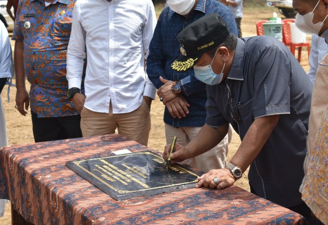 Pj Bupati Inhu Chairul Riski melakukan peletakan batu pertama SMA Negeri Batang Peranap.