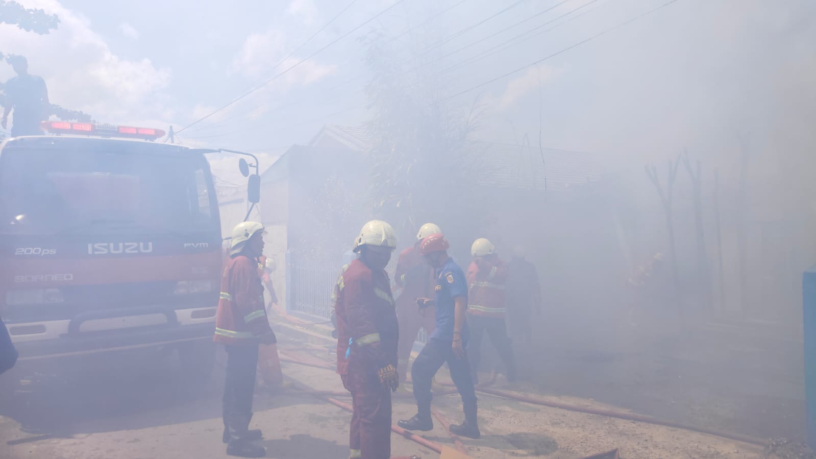 Kebakaran gudang tiner Jalan Lily Pekanbaru.(foto: bayu/halloriau.com)