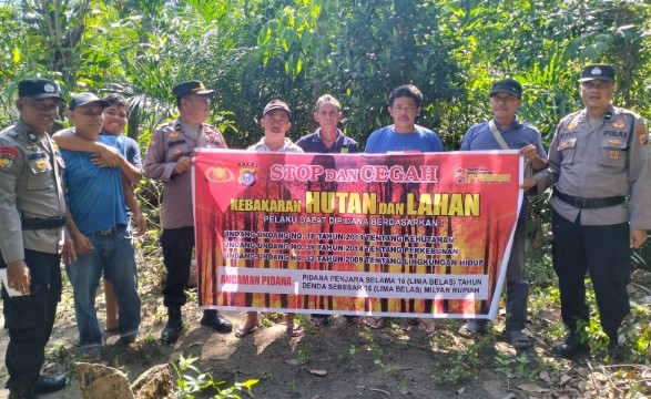 Binmas Polres Rohil sampaikan Maklumat Kapolda Riau tentang larangan bakar lahan (foto/afrizal)