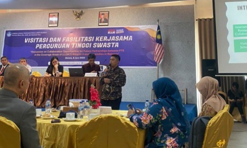 Kepala KUI&K UIR, Dr Rendi Prayuda SIP MSi saat jadi pembicara dalam pertemuan PTS LLDIKTI Wilayah X dan PT Malaysia di Kampus UIB Kepri.(foto: istimewa)