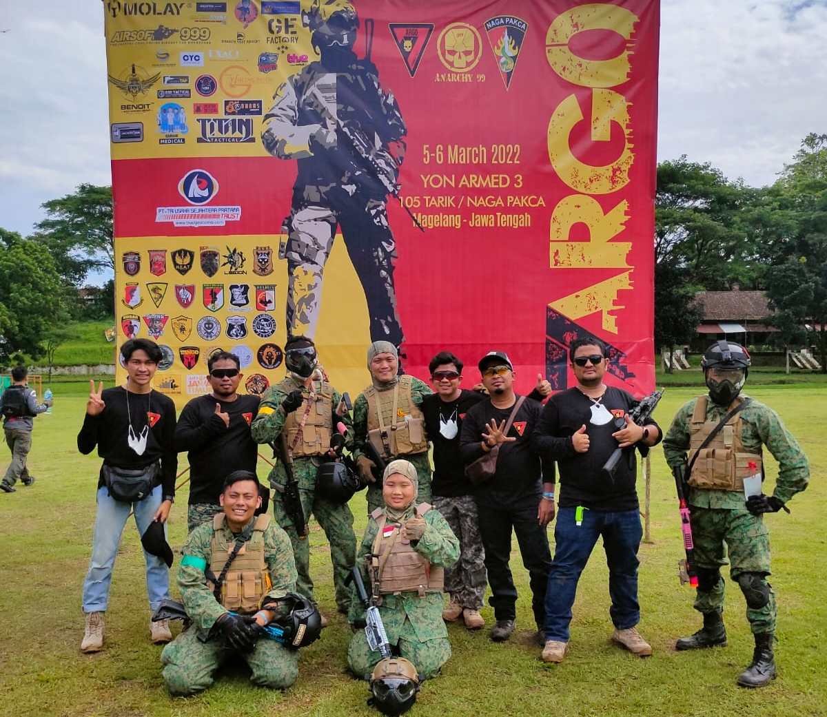 Atlet airsoft gun dari Pekanbaru, Provinsi Riau foto bersama saat mengikuti Kejurnas Kompetisi Airsoft Gun Nasional Argo 7 di Magelang, Jateng, 5-6 Maret 2022.