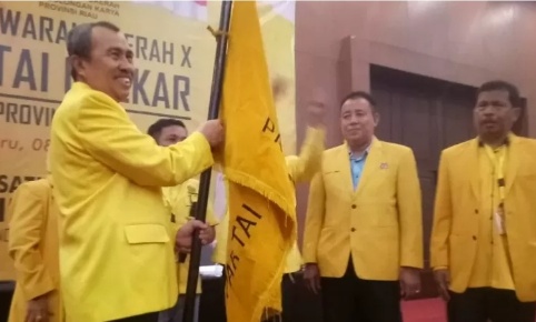 Syamsuar (kiri) diintruksikan DPP Partai Golkar maju sebagai calon DPR RI di Pemilu 2024 (foto/int)