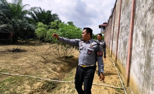 Pengawasan ekstra di luar tembok Rutan Kelas IIB Rengat.(foto: andri/halloriau.com)