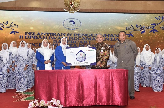 Direktur Dana & Jasa BRK Syariah, Suharto berikan Kartu eMoney kepada Ketua DPC IWAPI Pekanbaru, Iin Setiawati (foto/ist)