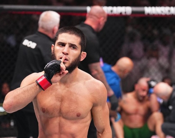 Islam Makhachev berselebrasi tutup mulut (foto/IG UFC)