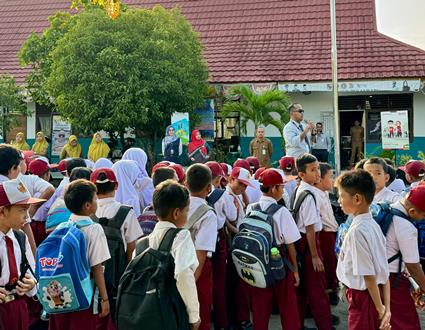 BRK Syariah Arifin Ahmad saat sosialisasi Tabungan Simpel di SDN 159 Pekanbaru.(foto: istimewa)