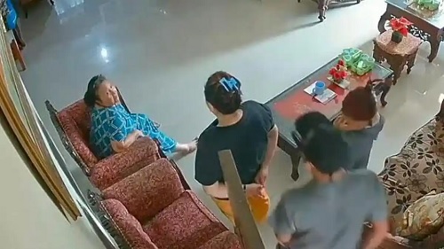 Tangkapan layar para pelaku sesaat sebelum mengeksekusi korban.(foto: tribunpekanbaru.com)