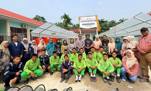 Siswa-siswi SMKN 4 Dumai memanfaatkan rumah kaca hidroponik sebagai ruang belajar langsung, merasakan sendiri proses menanam, merawat, hingga memanen.
