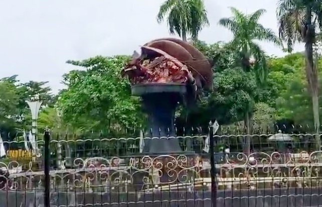 Tugu Selais Tiga Sepadan di Pekanbaru patah
