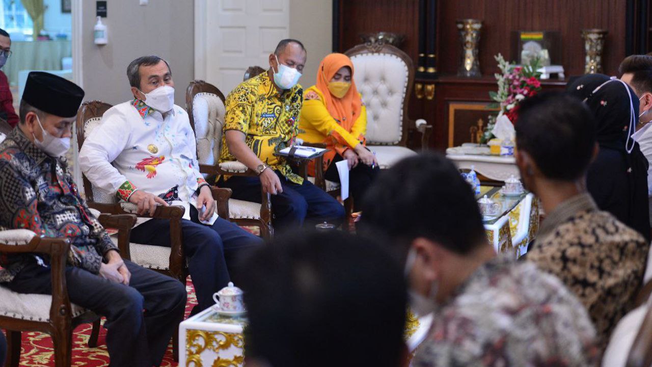 Gubri Syamsuar melakukan pertemuan dengan produsen minyak goreng yang ada di Riau. 