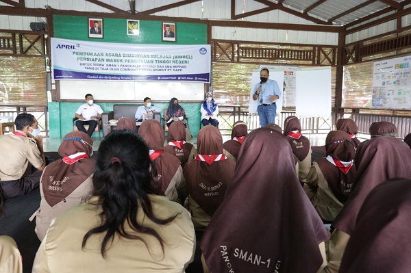 Suasana sesi motivasi puluhan siswa-siswi dari dua SMA di Pelalawan yang mengikuti program bimbingan belajar dari program CD PT RAPP.