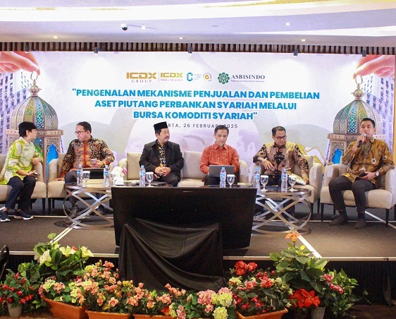 Seen in the picture (left-right), Andam DS, Syariah Advisor ICDX, Syamsul Aidi, Head of Shariah Adisory & Legal PT Bank CIMB Niaga Tbk, Dawud Arif K, member of the MUI National Sharia Council, Ardiansyah from OJK, Aminuddin Sharia Advisory & Governance PT Bank Permata Tbk and Zulfal, Head of Syariah Business Unit ICDX. 