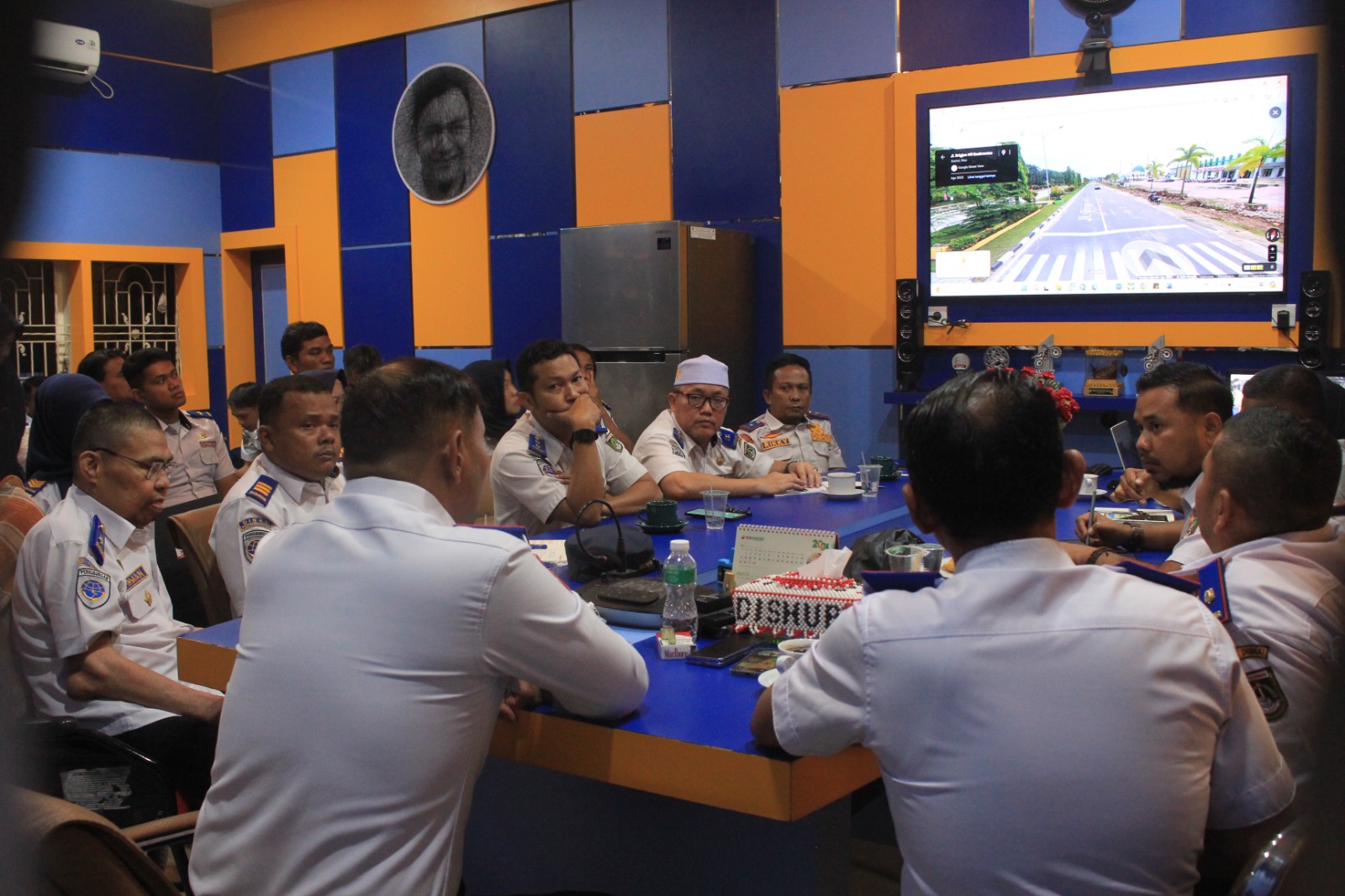 Kadishub Dumai Said Effendi pimpin rapat membahas rencana pembangunan JPO di Jalan HR Soebrantas (foto/int)