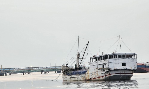 Kapal kayu tengah melego jangkar di perairan Dumai menunggu antrian bongkar barang.(foto: bambang/halloriau.com)