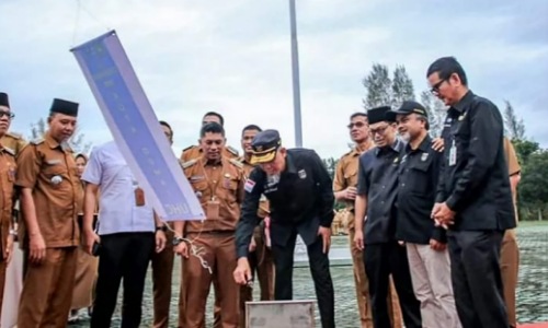 Walikota Dumai H. Paisal menerbangkan balon udara sebagai tanda pencanangan UHC di Kota Dumai.(foto: bambang/halloriau.com)