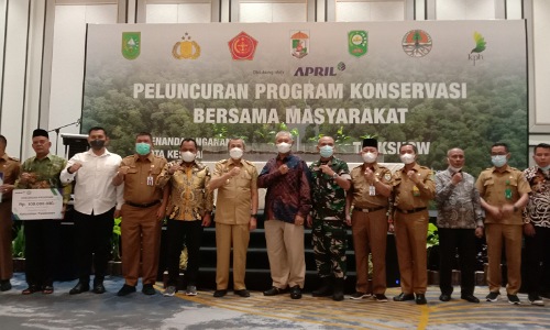 Gubernur Riau, Syamsuar bersama Manajemen PT RAPP dan KPH Tasik Besar Sekap saat peluncuran program Konservasi Bersama Masyarakat di Novotel Pekanbaru.(foto: bayu/halloriau.com)