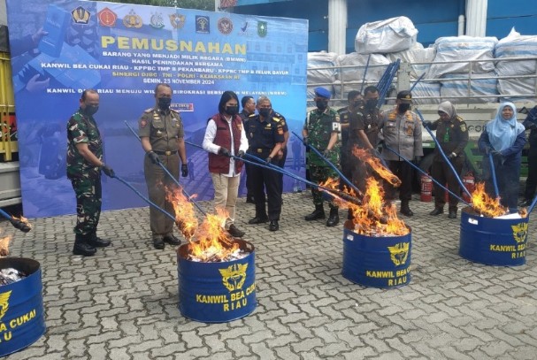 Kepala Kanwil DJBC Riau, Parjiya bersama Forkopimda Riau lakukan pemusnahan barang ilegal (foto/riki)