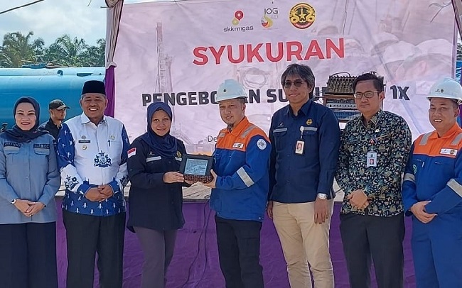 Direktur BSP, Iskandar (tengah)  didampingi GM BSP Ridwan (kanan), bersama Kepalal SKK Migas Sumbagut Rikky Rahmat Firdaus (ketiga kanan) dalam sebuah kegiatan. Foto Ist