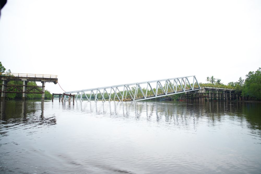 Jembatan Perawang di Desa Selat Akar, Kecamatan Tasik Putri Puyu, Kabupaten Kepulauan Meranti yang ambruk (foto/int)