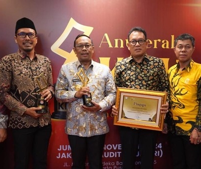 Pj Gubernur Riau, Rahman Hadi menerima penghargaan pada Anugerah Komisi Penyiaran Indonesia (KPI) 2024. 