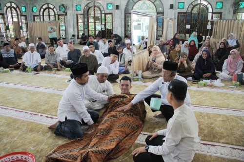 Pemateri Dr KH Hikmatullah MSy memberikan pemaparan saat praktik dalam pelatihan penyelenggaraan jenazah di Masjid Al-Firdaus, Pekanbaru, Sabtu (15/8/2026).(foto: fajar/halloriau.com)