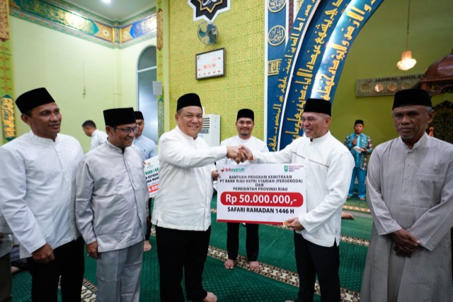 Bantuan CSR BRK Syariah Rp50 juta untuk Masjid Nurul Ibadah Pekanbaru (foto/Yuni)