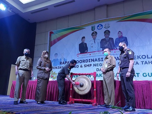 Kajari Dumai Khairul Anwar didampingi Penjabat Sekda Dumai Syahrinaldi, Kadisdikbud Dumai Yusmanidar memukul gong tanda dibukanya Pencanangan Jaksa Sahabat Guru, Selasa (21/9/2021).
