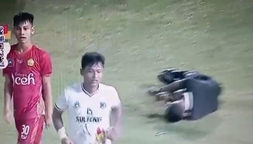 Rizki Saputra, pemain sepakbola PON XXI memukul wasit PON XXI hingga terkapar (foto/int)